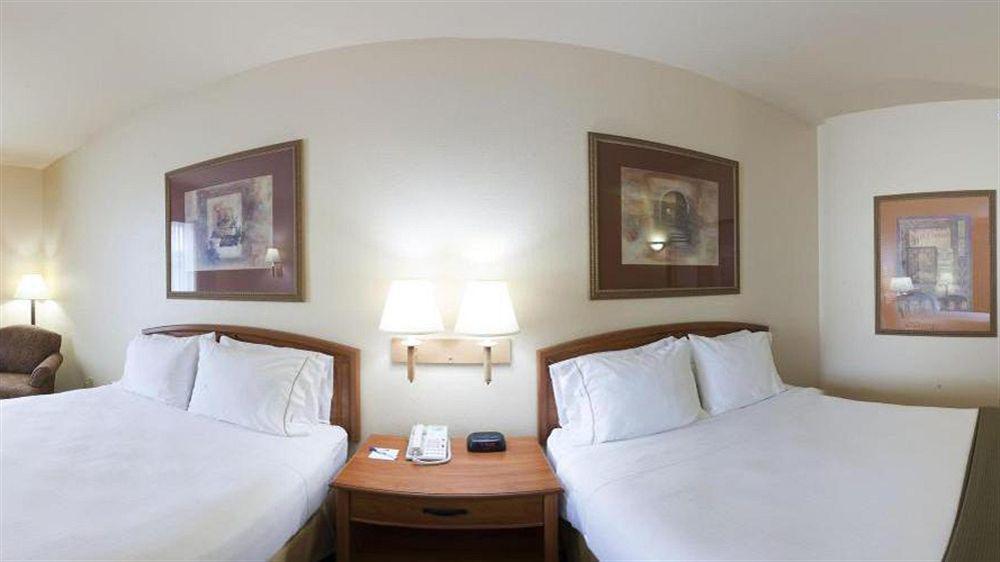 Holiday Inn Express Hotel And Suites Bastrop By Ihg Exterior photo