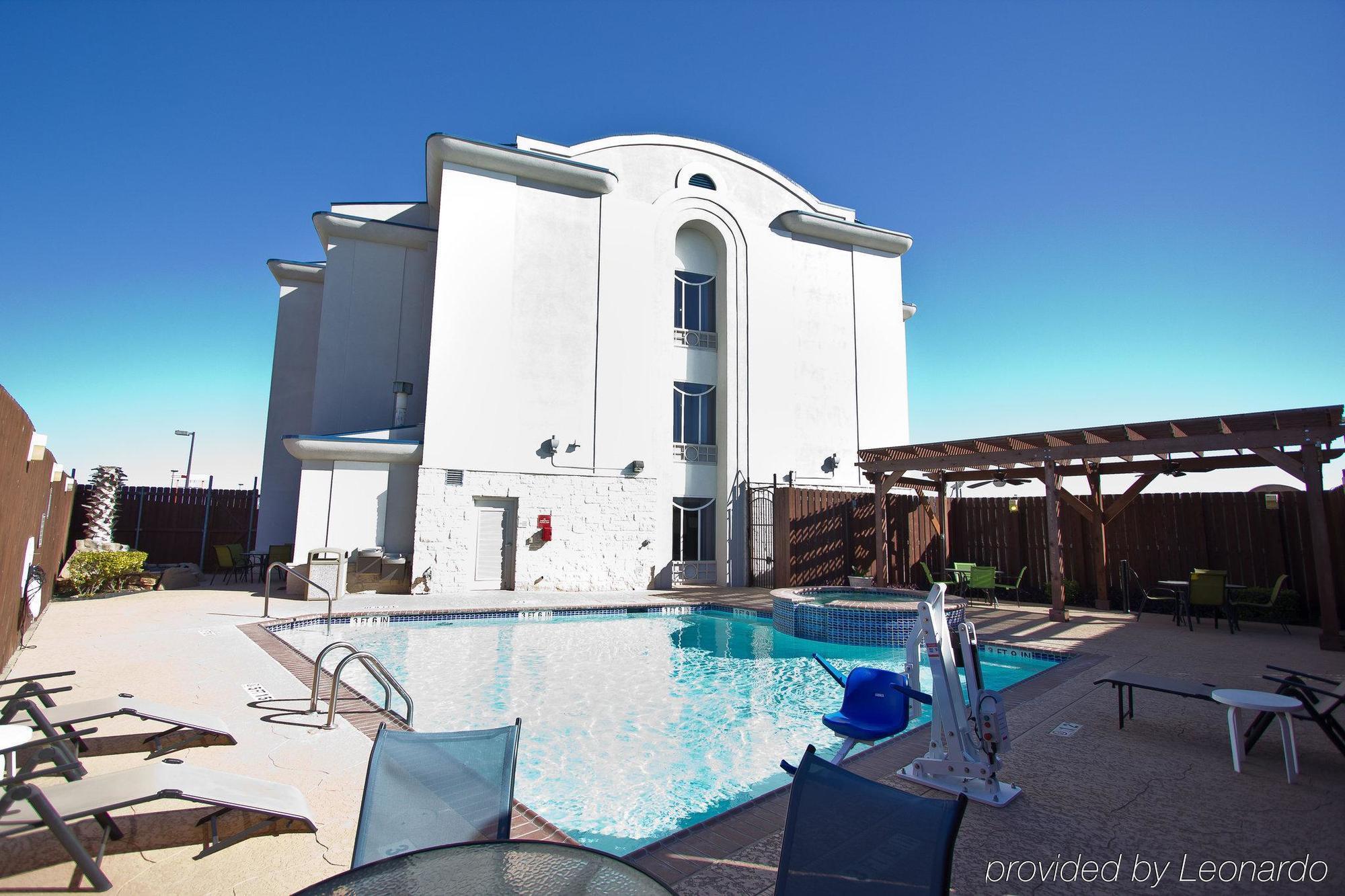 Holiday Inn Express Hotel And Suites Bastrop By Ihg Exterior photo